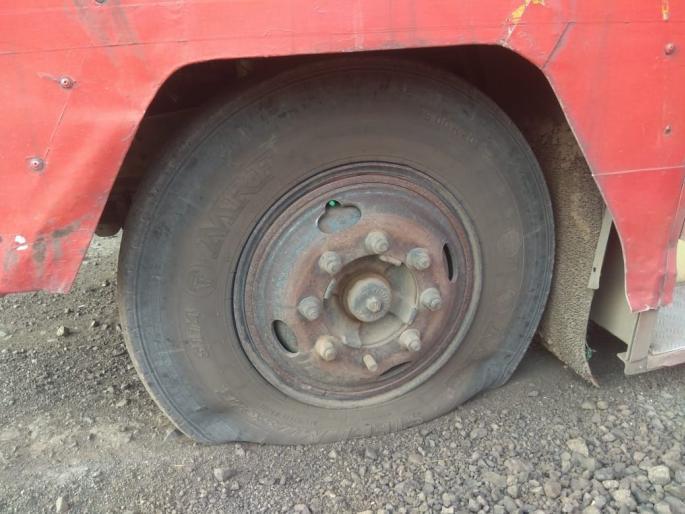 Take a vehicle's tire Care, regular air, care needs as a child | वाहनांच्या टायरची घ्या मुलाप्रमाणे काळजी, नियमित हवा, देखभाल गरजेची Take a vehicle's tire Care, regular air, care needs as a child | वाहनांच्या टायरची घ्या मुलाप्रमाणे काळजी, नियमित हवा, देखभाल गरजेची