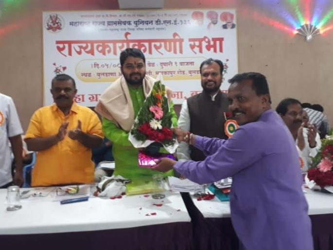Gramsevak is a public and administrative link: Ravikant Tupkar | ग्रामसेवक हा जनता व प्रशासनामधील दुवा : रविकांत तुपकर Gramsevak is a public and administrative link: Ravikant Tupkar | ग्रामसेवक हा जनता व प्रशासनामधील दुवा : रविकांत तुपकर