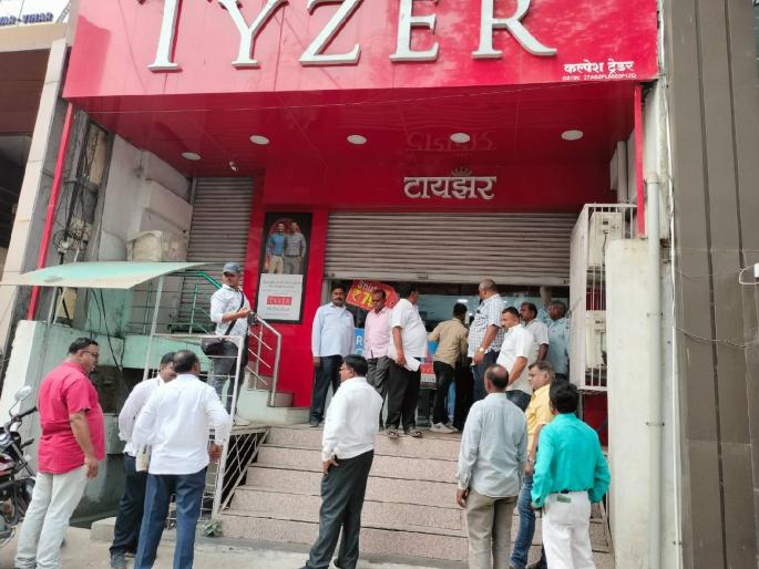 commercial use of parking lot; Five shops sealed, municipal commissioner's action | पार्किंगचा व्यावसायिक वापर; पाच दुकाने सील, मनपा आयुक्तांची कारवाई commercial use of parking lot; Five shops sealed, municipal commissioner's action | पार्किंगचा व्यावसायिक वापर; पाच दुकाने सील, मनपा आयुक्तांची कारवाई
