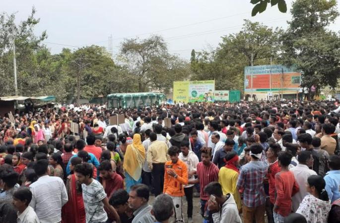 Hinganghat shut down for professorship fire The city was just down the road | प्राध्यापिकेला पेटवल्याप्रकरणी हिंगणघाटात कडकडीत बंद; अवघे शहरच उतरले रस्त्यावर Hinganghat shut down for professorship fire The city was just down the road | प्राध्यापिकेला पेटवल्याप्रकरणी हिंगणघाटात कडकडीत बंद; अवघे शहरच उतरले रस्त्यावर