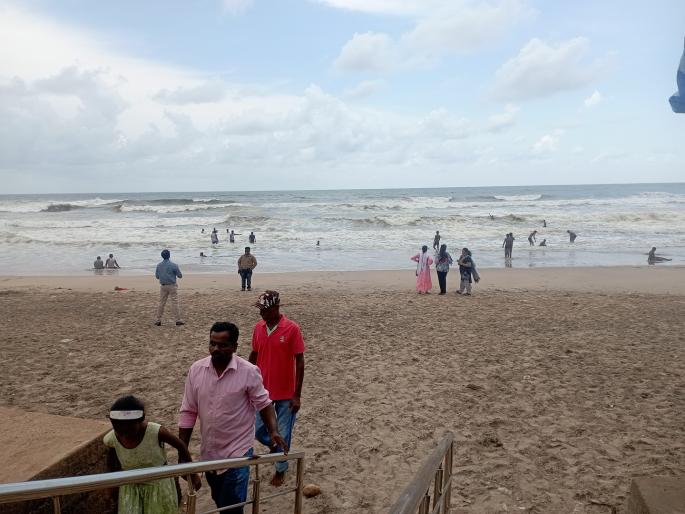 Ganapatipule beach reopens for tourists, Biporjoy was closed due to storm | गणपतीपुळे समुद्रकिनारा पुन्हा पर्यटकांसाठी खुला, बिपोरजॉय वादळामुळे होता बंद  Ganapatipule beach reopens for tourists, Biporjoy was closed due to storm | गणपतीपुळे समुद्रकिनारा पुन्हा पर्यटकांसाठी खुला, बिपोरजॉय वादळामुळे होता बंद