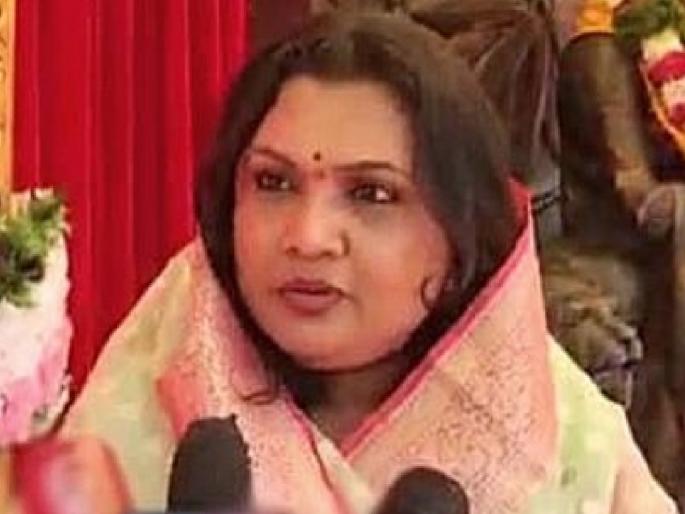 Udayan Raje Bhosale and MLA Shivendra Raje Bhosale followed by Vrushali Raje Bhosale in Satara politics | साताऱ्याच्या राजकारणात वृषालीराजे भोसलेंची एंन्ट्री?, Udayan Raje Bhosale and MLA Shivendra Raje Bhosale followed by Vrushali Raje Bhosale in Satara politics | साताऱ्याच्या राजकारणात वृषालीराजे भोसलेंची एंन्ट्री?,