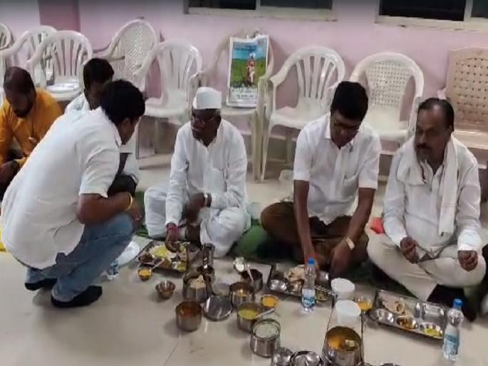 MLA Haribhau Bagde, phulambri Haribhau Bagde's stay from two o'clock in the afternoon; Will have dinner and stay | अधिकाऱ्याविरोधात आ. बागडे आक्रमक, 7 तासांपासून ठिय्या; जेवणही कार्यालयात, मुक्कामावर ठाम MLA Haribhau Bagde, phulambri Haribhau Bagde's stay from two o'clock in the afternoon; Will have dinner and stay | अधिकाऱ्याविरोधात आ. बागडे आक्रमक, 7 तासांपासून ठिय्या; जेवणही कार्यालयात, मुक्कामावर ठाम