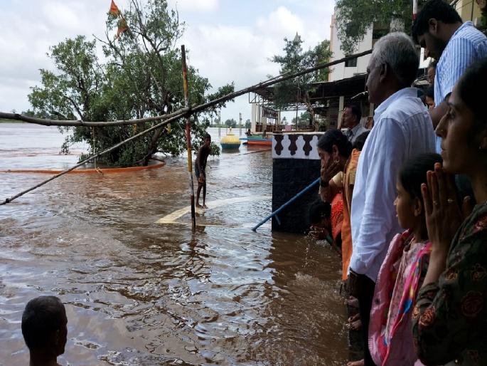 Increase in water level of Krishna, Panchganga rivers; Dutt temple in Nrisimhwadi went under water | कोल्हापूर: कृष्णा, पंचगंगा नद्यांच्या पाणी पातळीत वाढ; नृसिंहवाडीतील दत्त मंदिर गेलं पाण्याखाली Increase in water level of Krishna, Panchganga rivers; Dutt temple in Nrisimhwadi went under water | कोल्हापूर: कृष्णा, पंचगंगा नद्यांच्या पाणी पातळीत वाढ; नृसिंहवाडीतील दत्त मंदिर गेलं पाण्याखाली