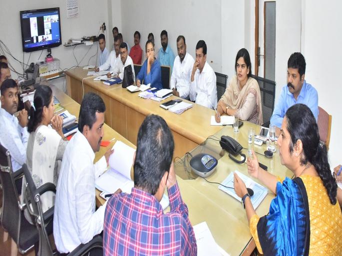 Start the works of Jalyukt in Sindhudurga on a war footing, suggested the District Collector | सिंधुदुर्गातील जलयुक्तची कामे युध्दपातळीवर सुरु करा, जिल्हाधिकाऱ्यांनी केली सूचना  Start the works of Jalyukt in Sindhudurga on a war footing, suggested the District Collector | सिंधुदुर्गातील जलयुक्तची कामे युध्दपातळीवर सुरु करा, जिल्हाधिकाऱ्यांनी केली सूचना