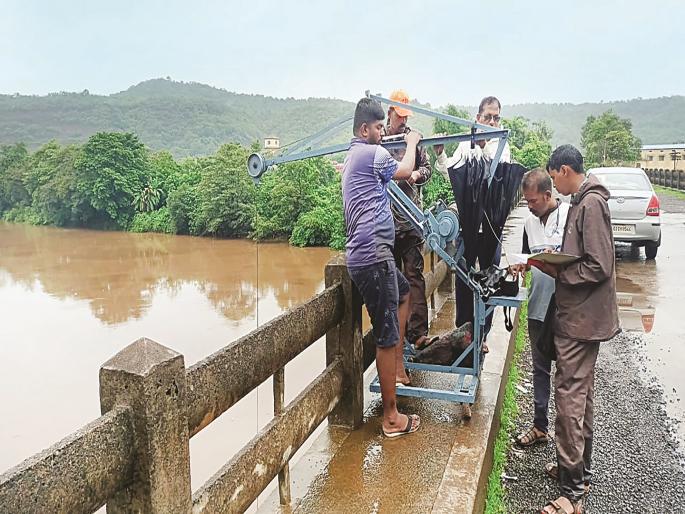 Regular survey started in Vashishthi river, water depth measurement work after flood situation in Chiplun | वाशिष्ठी नदीत नियमित सर्वेक्षण सुरु, चिपळुणातील पूरपरिस्थितीनंतर पाण्याची खोली मोजण्याचे काम