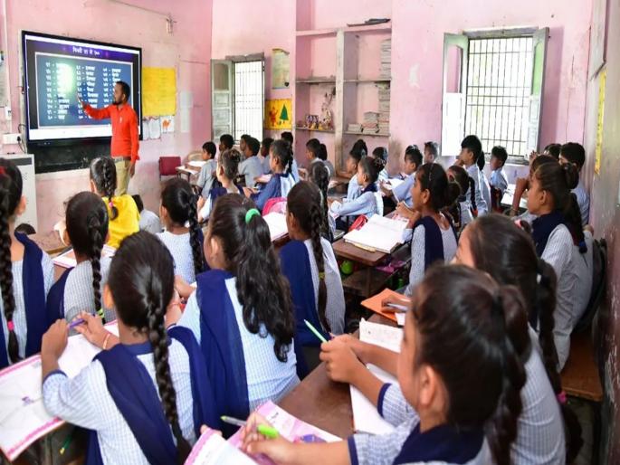 Responsibility of distributing free uniforms to students in government schools has been given back to the School Management Committe | खिसे, हात नसलेले गणवेश बदलून देण्याची नामुष्की; जबाबदारी पुन्हा शाळेकडे Responsibility of distributing free uniforms to students in government schools has been given back to the School Management Committe | खिसे, हात नसलेले गणवेश बदलून देण्याची नामुष्की; जबाबदारी पुन्हा शाळेकडे