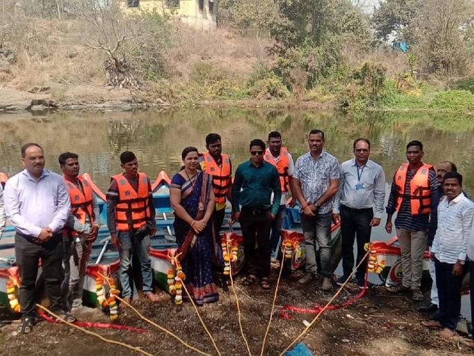Allotment of boats for fishing business to tribals of Uran | उरण येथील आदिवासींना मासेमारी व्यवसायासाठी बोटींचे वाटप