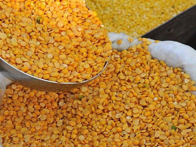 Confusion in distributing free dal to the poor! | गरिबांना मोफत डाळ वाटपात गोंधळ!