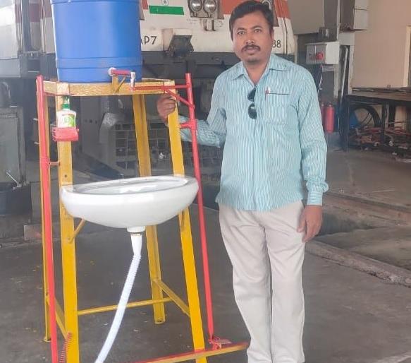 Liquid soap with tap water will be started without touching hands | हात न लावताच मिळेल लिक्विड सोप अन् नळही होईल सुरु Liquid soap with tap water will be started without touching hands | हात न लावताच मिळेल लिक्विड सोप अन् नळही होईल सुरु