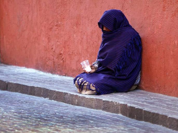UAE: Woman beggar arrested in Abu Dhabi found with luxury car, large amount of money | मस्जिदीसमोर भीक मागायची महिला; पोलिसांनी पाठलाग केला अन् सत्य समजताच हैराण झाले UAE: Woman beggar arrested in Abu Dhabi found with luxury car, large amount of money | मस्जिदीसमोर भीक मागायची महिला; पोलिसांनी पाठलाग केला अन् सत्य समजताच हैराण झाले
