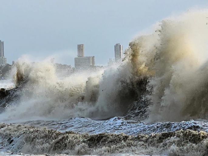 Biparjoy Cyclone: Earthquake in Gujarat; Alert issued in the state due to Biparjoy, evacuation of thousands to safe places | गुजरातमध्ये भूकंप; बिपरजॉयमुळे राज्यात अलर्ट जारी, हजारोंचे सुरक्षित ठिकाणी स्थलांतर Biparjoy Cyclone: Earthquake in Gujarat; Alert issued in the state due to Biparjoy, evacuation of thousands to safe places | गुजरातमध्ये भूकंप; बिपरजॉयमुळे राज्यात अलर्ट जारी, हजारोंचे सुरक्षित ठिकाणी स्थलांतर