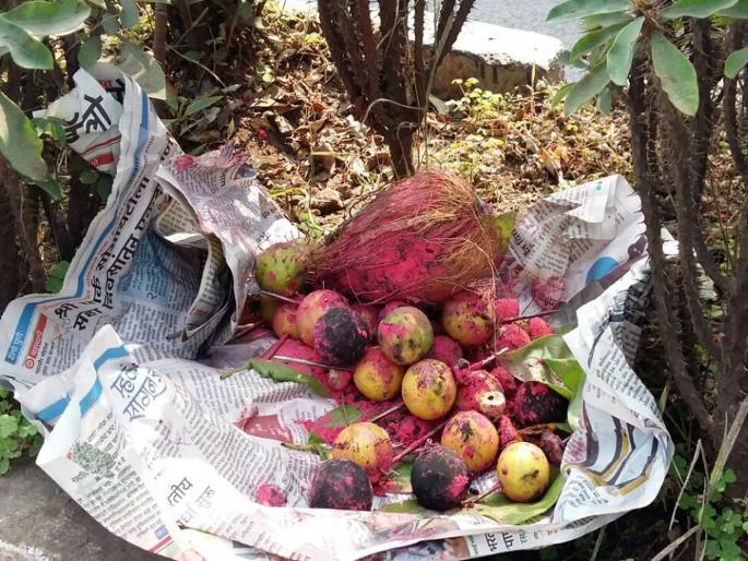 The slot is being thrown down the shop; Imprisoned on CCTV | दुकान खाली करण्यासाठी टाकला जातोय उतारा; काळ्या जादूचं कृत्य सीसीटीव्हीत कैद