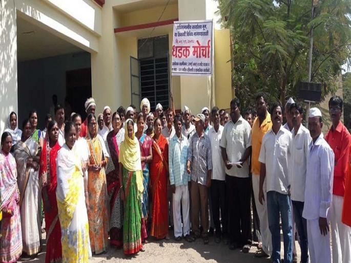 residences morcha for registration in Bhoom municipality Satbara | नगर पालिका दस्ताऐवजावर सातबारा नोंदीसाठी भूमकरांचा मोर्चा residences morcha for registration in Bhoom municipality Satbara | नगर पालिका दस्ताऐवजावर सातबारा नोंदीसाठी भूमकरांचा मोर्चा