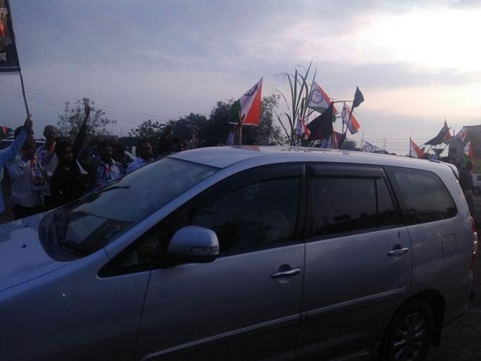 National flag shows black flags to the revenue minister in Osmanabad | उस्मानाबादेत महसूलमंत्र्यांना राष्ट्रवादीने दाखवले काळे झेंडे; गाडी अडवण्याचा केला प्रयत्न National flag shows black flags to the revenue minister in Osmanabad | उस्मानाबादेत महसूलमंत्र्यांना राष्ट्रवादीने दाखवले काळे झेंडे; गाडी अडवण्याचा केला प्रयत्न