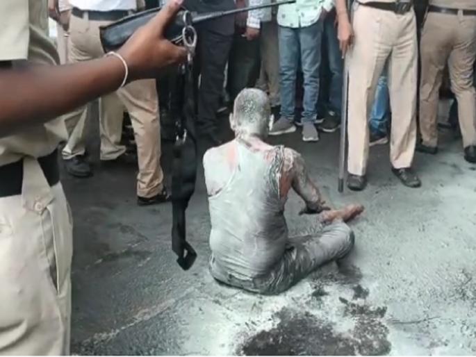 A farmer of Osmanabad set it on fire outside the Vidhan Bhawan; Disaster was averted with the intervention of the police | उस्मानाबादच्या शेतकऱ्याने घेतले विधानभवनाबाहेर पेटवून;पोलिसांच्या हस्तक्षेपाने अनर्थ टळला