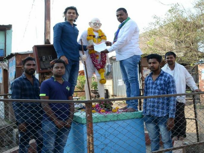 'Bapu' please come; Free the country; MNS appealed to the statue of Mahatma Gandhi | ‘बापू’ भूतलावर या; देश मोदीमुक्त करा; मनसेतर्फे महात्मा गांधींच्या पुतळ्यास निवेदन 'Bapu' please come; Free the country; MNS appealed to the statue of Mahatma Gandhi | ‘बापू’ भूतलावर या; देश मोदीमुक्त करा; मनसेतर्फे महात्मा गांधींच्या पुतळ्यास निवेदन