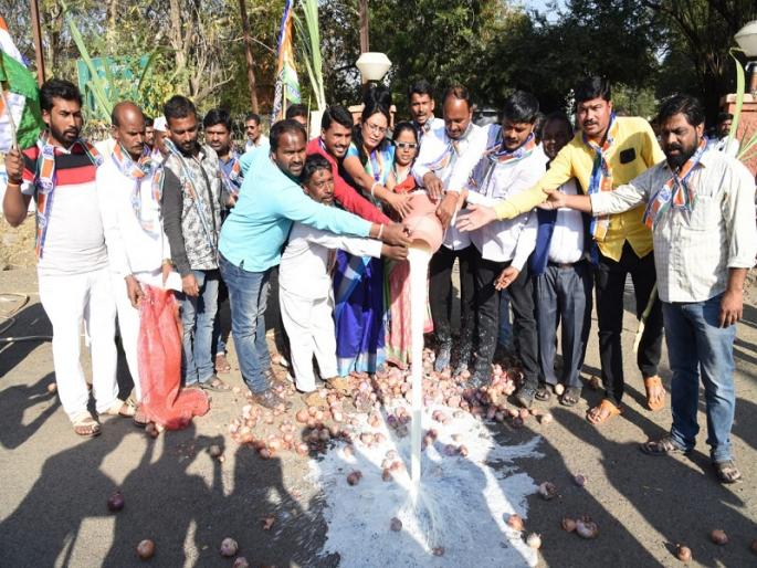 Due to the rate decrease in Osmanabad, the MNS poured milk in front of the Collector's office | उस्मानाबादेत दर घसरल्याने मनसेने जिल्हाधिकारी कार्यालयासमोर दूध ओतून फेकले कांदे