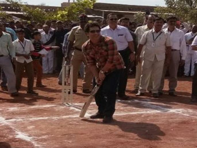 Sachin enjoys cricket with looted students in Donja village | डोंजा गावात सचिनने लुटला विद्यार्थ्यांसोबत क्रिकेटचा आनंद Sachin enjoys cricket with looted students in Donja village | डोंजा गावात सचिनने लुटला विद्यार्थ्यांसोबत क्रिकेटचा आनंद