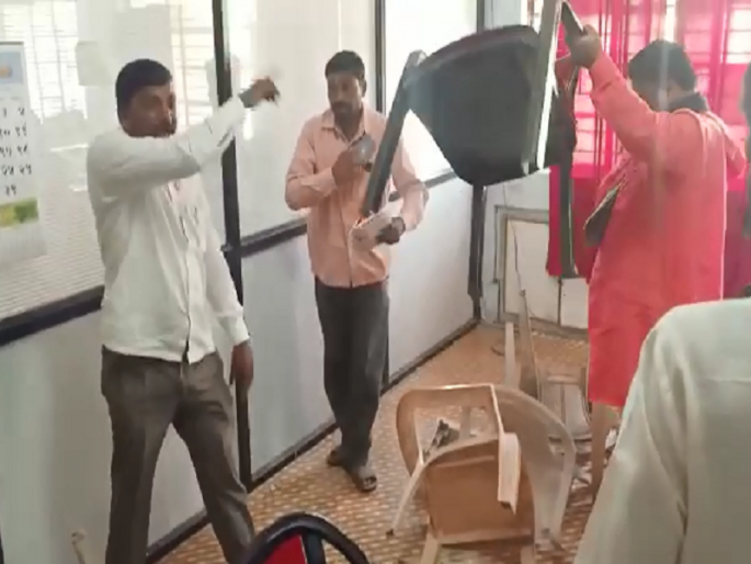 'Swabhimani' vandalized at Osmanabad's agricultural office | उस्मानाबादच्या कृषी कार्यालयात 'स्वाभिमानी'ची तोडफोड 'Swabhimani' vandalized at Osmanabad's agricultural office | उस्मानाबादच्या कृषी कार्यालयात 'स्वाभिमानी'ची तोडफोड