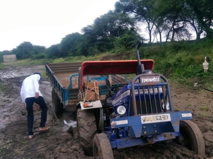 seized Two tractors by Revenue operation was stolen | महसूलच्या कारवाईत जप्त केलेली दोन ट्रॅक्टर गेली चोरीस seized Two tractors by Revenue operation was stolen | महसूलच्या कारवाईत जप्त केलेली दोन ट्रॅक्टर गेली चोरीस