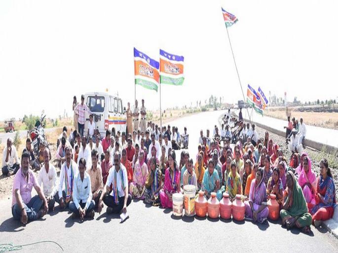 Rastaroko on national highway for demand of water in Indapur | इंदापूर येथे पाण्यासाठी रोखला राष्ट्रीय महामार्ग Rastaroko on national highway for demand of water in Indapur | इंदापूर येथे पाण्यासाठी रोखला राष्ट्रीय महामार्ग