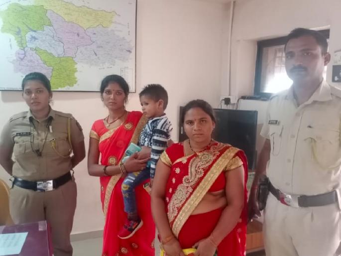 Umbraj police met the mother and child within hours, The call was made on social media and from the speaker on the police car | ..अन् उंब्रज पोलिसांनी काही तासांतच घडवली माय-लेकरांची भेट; सोशल मीडिया व पोलीस गाडीवरील स्पीकरवरुन दिली हाक