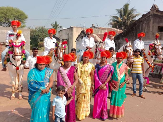 Procession of candidates on horse to fill candidature form at Hingnole in Satara | gram panchayat election: साताऱ्यातील हिंगनोळेत उमेदवारी अर्ज भरण्यासाठी घोड्यावरून उमेदवारांची मिरवणूक