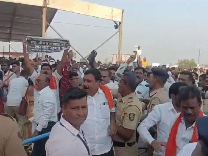 Yavatmal: Ubhata Sena's protest despite the blockade, fire at Chief Minister's meeting place, police on the run | Yavatmal: कडेकाेट बंदाेबस्तानंतरही उबाठा सेनेचे आंदाेलन, मुख्यमंत्र्याच्या सभास्थळी उडाला गाेंधळ, पाेलिसांची धावपळ Yavatmal: Ubhata Sena's protest despite the blockade, fire at Chief Minister's meeting place, police on the run | Yavatmal: कडेकाेट बंदाेबस्तानंतरही उबाठा सेनेचे आंदाेलन, मुख्यमंत्र्याच्या सभास्थळी उडाला गाेंधळ, पाेलिसांची धावपळ