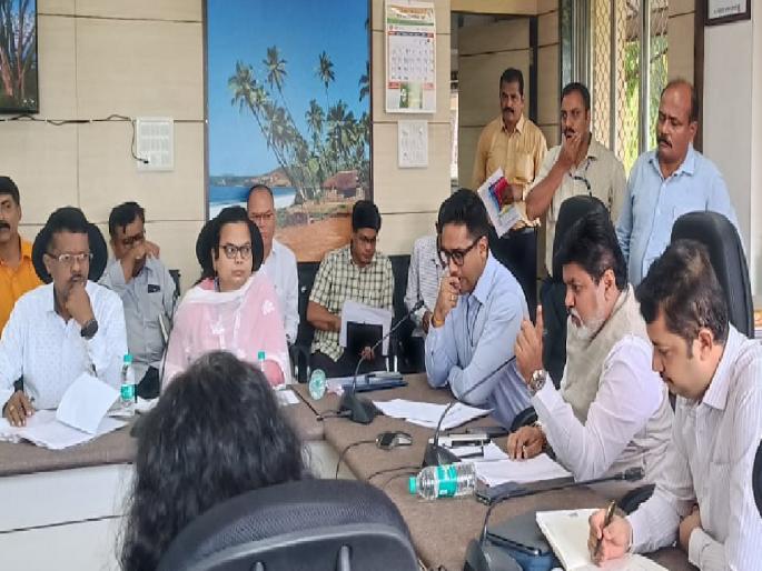 Guardian Minister Uday Samant took action against the negligent contractors | Ratnagiri: कामचुकार ठेकेदारांची पालकमंत्र्यांनी घेतली झाडाझडती Guardian Minister Uday Samant took action against the negligent contractors | Ratnagiri: कामचुकार ठेकेदारांची पालकमंत्र्यांनी घेतली झाडाझडती