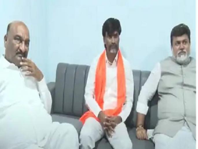Uday Samant and Sandipan Bhumare suddenly met Maratha Reservation Manoj Jarange What exactly was discussed | उदय सामंत आणि संदिपान भुमरे अचानक मनोज जरांगेंच्या भेटीला; नेमकी काय चर्चा झाली? Uday Samant and Sandipan Bhumare suddenly met Maratha Reservation Manoj Jarange What exactly was discussed | उदय सामंत आणि संदिपान भुमरे अचानक मनोज जरांगेंच्या भेटीला; नेमकी काय चर्चा झाली?