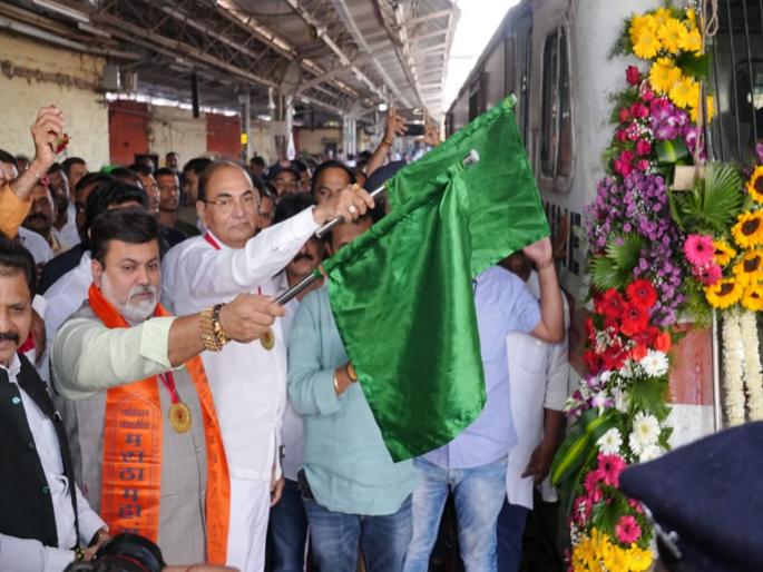 1200 literary figures leave for Delhi for conference; Uday Samanta gives green signal for special train | संमेलनासाठी १२०० साहित्यिक दिल्लीला रवाना; उदय सामंतांनी विशेष रेल्वेला दाखवला हिरवा झेंडा 1200 literary figures leave for Delhi for conference; Uday Samanta gives green signal for special train | संमेलनासाठी १२०० साहित्यिक दिल्लीला रवाना; उदय सामंतांनी विशेष रेल्वेला दाखवला हिरवा झेंडा