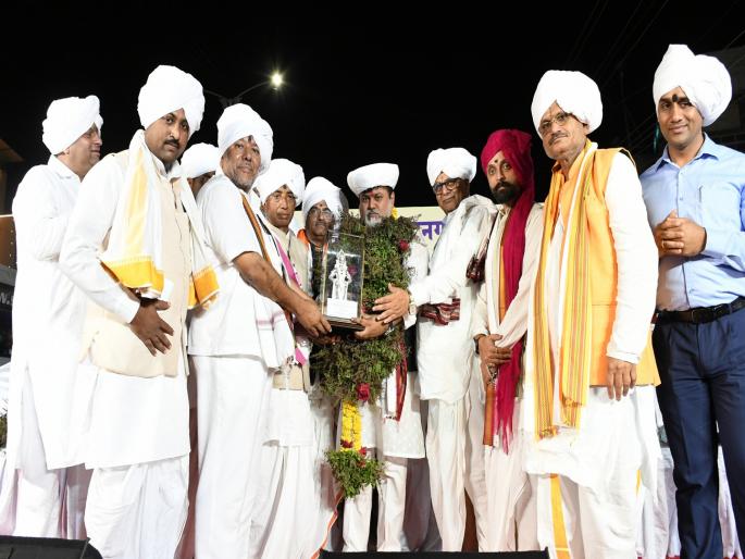 Santpeeth of Pandharpur will do, Minister Uday Samant assured Warkari community | पंढरपूरचे संतपीठ केल्याशिवाय स्वस्थ बसणार नाही, मंत्री उदय सामंतांनी वारकरी संप्रदायाला दिलं आश्वासन Santpeeth of Pandharpur will do, Minister Uday Samant assured Warkari community | पंढरपूरचे संतपीठ केल्याशिवाय स्वस्थ बसणार नाही, मंत्री उदय सामंतांनी वारकरी संप्रदायाला दिलं आश्वासन