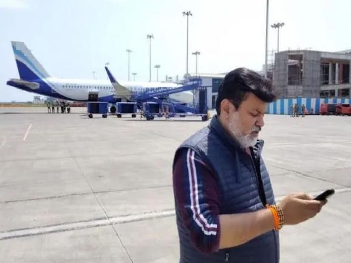 Pilot's refusal to take off; Industry Minister uday samant went chhtrapati Sambhajinagar by car | टेक ऑफला वैमानिकाचा नकार; उद्योगमंत्री सामंत गेले मोटारीने, मालकाला फोन लावला तरी... Pilot's refusal to take off; Industry Minister uday samant went chhtrapati Sambhajinagar by car | टेक ऑफला वैमानिकाचा नकार; उद्योगमंत्री सामंत गेले मोटारीने, मालकाला फोन लावला तरी...