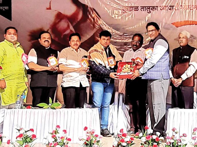 We will meet the demands of the merchants | व्यापा-यांच्या मागण्या आम्ही पूर्ण करु : उदय सामंत यांचे आश्वासन