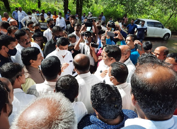 2 crore 77 lakh due to farmers from Pratibha Dairy Minister Samant orders inquiry | प्रतिभा डेअरीकडून शेतकर्यांचे २ कोटी ७७ लाख रूपये थकीत, मंत्री सामंत यांनी दिले चौकशीचे आदेश 2 crore 77 lakh due to farmers from Pratibha Dairy Minister Samant orders inquiry | प्रतिभा डेअरीकडून शेतकर्यांचे २ कोटी ७७ लाख रूपये थकीत, मंत्री सामंत यांनी दिले चौकशीचे आदेश