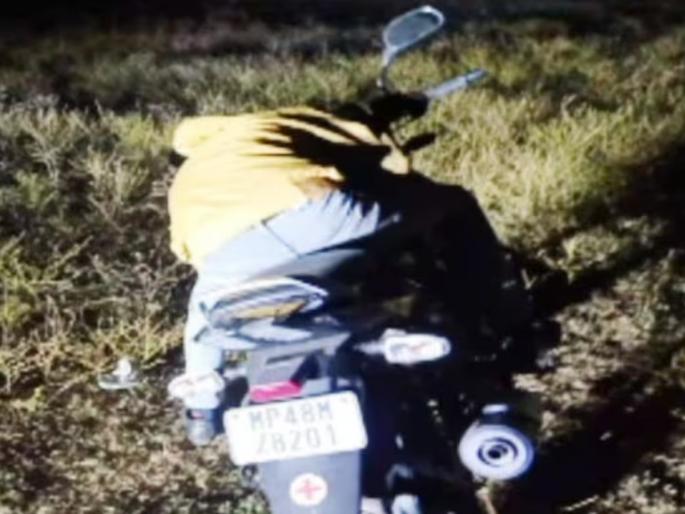 man dies on bike due to heart attack betul madhya pradesh | हृदयद्रावक! बाईकवर बसला अन् खाली कोसळला; ४२ वर्षीय व्यक्तीचा हार्ट अटॅकने मृत्यू man dies on bike due to heart attack betul madhya pradesh | हृदयद्रावक! बाईकवर बसला अन् खाली कोसळला; ४२ वर्षीय व्यक्तीचा हार्ट अटॅकने मृत्यू