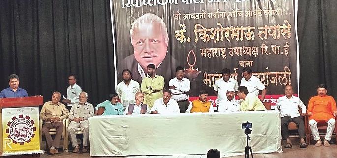 Udayanraje and Narendra on the same platform | उदयनराजे अन् नरेंद्र एकाच व्यासपीठावर Udayanraje and Narendra on the same platform | उदयनराजे अन् नरेंद्र एकाच व्यासपीठावर