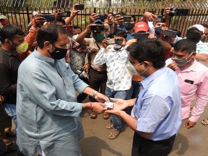 No lockdown from tomorrow; Udayan Raje angry on Government in Satara at road protest | UdayanRaje: मारामारी झाली तर... जस्ट रिमेंबर दॅट! उद्यापासून नो लॉकडाऊन; उदयनराजे 'भडकले' No lockdown from tomorrow; Udayan Raje angry on Government in Satara at road protest | UdayanRaje: मारामारी झाली तर... जस्ट रिमेंबर दॅट! उद्यापासून नो लॉकडाऊन; उदयनराजे 'भडकले'
