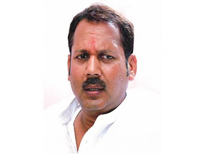 On the way to BJP, Udayan Raje met the Chief Minister; Statement regarding flood victims | खासदार उदयनराजे भाजपच्या वाटेवर?, मुख्यमंत्र्यांना भेटले; पूरग्रस्तांबाबत दिले निवेदन On the way to BJP, Udayan Raje met the Chief Minister; Statement regarding flood victims | खासदार उदयनराजे भाजपच्या वाटेवर?, मुख्यमंत्र्यांना भेटले; पूरग्रस्तांबाबत दिले निवेदन