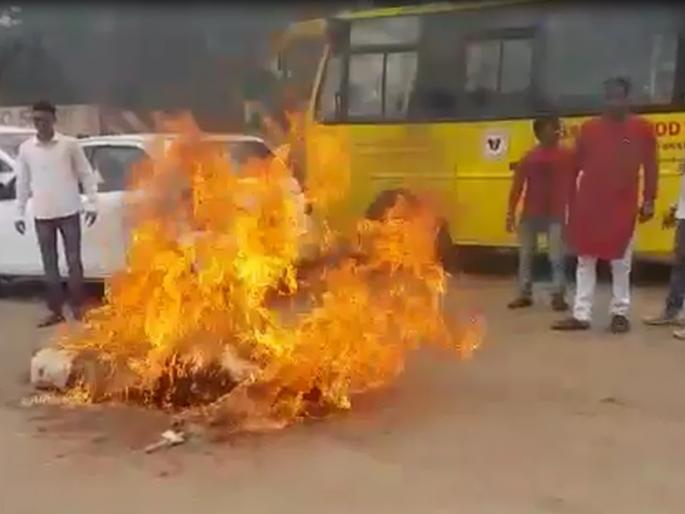 The symbolic statue of Ramarajana combustion in Satara | साताऱ्यात रामराजेंच्या प्रतीकात्मक पुतळ्याचे दहन