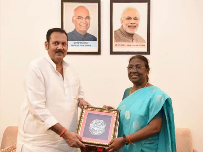 Udayanraje Bhonsle met the newly elected President Droupadi Murmu | नवनिर्वाचित राष्ट्रपती द्रौपदी मुर्मू यांची उदयनराजेंनी घेतली भेट, राष्ट्रपतींनी दिलं 'हे' आश्वासन Udayanraje Bhonsle met the newly elected President Droupadi Murmu | नवनिर्वाचित राष्ट्रपती द्रौपदी मुर्मू यांची उदयनराजेंनी घेतली भेट, राष्ट्रपतींनी दिलं 'हे' आश्वासन