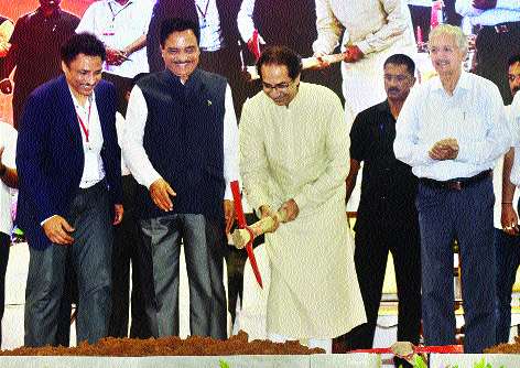 Chief Minister condemns Thackeray's program in mumbai best | उद्धव ठाकरेंच्या कार्यक्रमाला मुख्यमंत्र्यांची दांडी Chief Minister condemns Thackeray's program in mumbai best | उद्धव ठाकरेंच्या कार्यक्रमाला मुख्यमंत्र्यांची दांडी