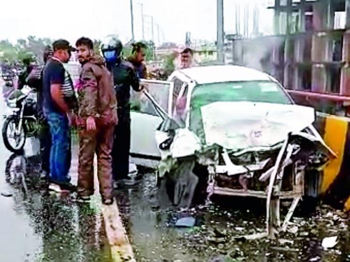 Five persons, including a couple, were injured when two vehicles collided head-on on the flyover in Nagpur | नागपुरात उड्डाणपुलावर दोन गाड्यांची समोरासमोर धडक, दाम्पत्यासह पाच जण जखमी Five persons, including a couple, were injured when two vehicles collided head-on on the flyover in Nagpur | नागपुरात उड्डाणपुलावर दोन गाड्यांची समोरासमोर धडक, दाम्पत्यासह पाच जण जखमी