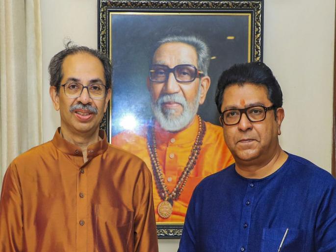 Raj Thackeray-Uddhav Thackeray meeting ends, two and a half hours of discussion on 'Shiv Tirth'; Has it been the right time for Shiv Sena-MNS alliance? | राज ठाकरे-उद्धव ठाकरे बैठक संपली, अडीच तास 'शिवतीर्थ'वर खलबतं; शिवसेना-मनसे युतीचा मुहूर्त ठरला? Raj Thackeray-Uddhav Thackeray meeting ends, two and a half hours of discussion on 'Shiv Tirth'; Has it been the right time for Shiv Sena-MNS alliance? | राज ठाकरे-उद्धव ठाकरे बैठक संपली, अडीच तास 'शिवतीर्थ'वर खलबतं; शिवसेना-मनसे युतीचा मुहूर्त ठरला?