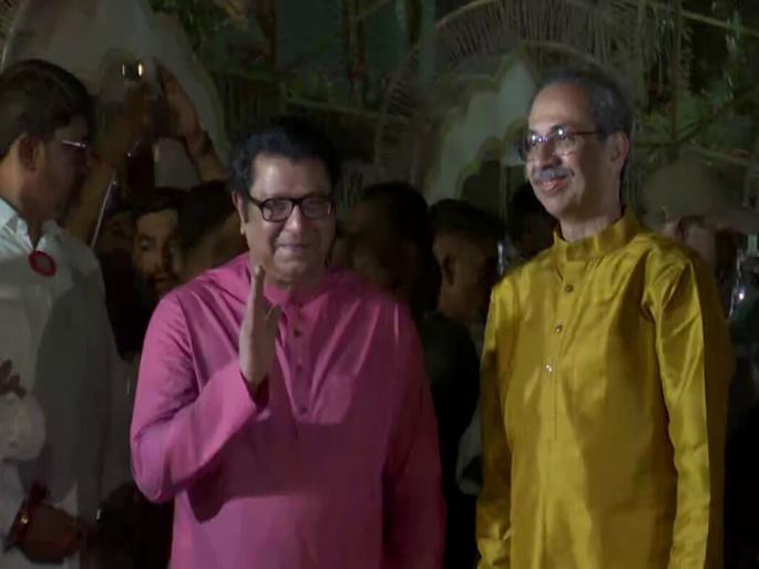 Uddhav Thackeray again at MNS Raj Thackeray 'Shivatiirth' residence; What is the reason behind the sudden visit? | उद्धव ठाकरे पुन्हा राज ठाकरेंच्या 'शिवतीर्थ' निवासस्थानी; अचानक भेटीमागचं 'राज'कारण काय? Uddhav Thackeray again at MNS Raj Thackeray 'Shivatiirth' residence; What is the reason behind the sudden visit? | उद्धव ठाकरे पुन्हा राज ठाकरेंच्या 'शिवतीर्थ' निवासस्थानी; अचानक भेटीमागचं 'राज'कारण काय?