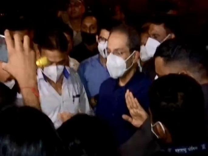 CM Uddhav Thackeray To Shivsainik said Please go home no one will dare to come here navneet rana ravi rana hanuman chalisa chanting | CM Uddhav Thackeray To Shivsainik : "तुम्ही कृपा करून घरी जा, इकडे येण्याची कोणी हिंमत करणार नाही"; मुख्यमंत्र्यांचं शिवसैनिकांना आवाहन CM Uddhav Thackeray To Shivsainik said Please go home no one will dare to come here navneet rana ravi rana hanuman chalisa chanting | CM Uddhav Thackeray To Shivsainik : "तुम्ही कृपा करून घरी जा, इकडे येण्याची कोणी हिंमत करणार नाही"; मुख्यमंत्र्यांचं शिवसैनिकांना आवाहन