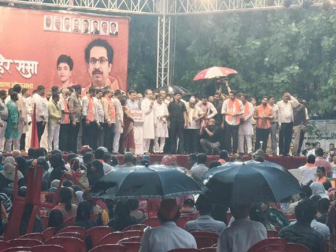 Uddhav Thackeray's meeting in Dombivli in heavy rain; The Shiv Sainiks also stood up and listened to the speech | डोंबिवलीत भरपावसात उद्धव ठाकरेंची सभा; शिवसैनिकांनीही भिजत उभं राहून ऐकलं भाषण Uddhav Thackeray's meeting in Dombivli in heavy rain; The Shiv Sainiks also stood up and listened to the speech | डोंबिवलीत भरपावसात उद्धव ठाकरेंची सभा; शिवसैनिकांनीही भिजत उभं राहून ऐकलं भाषण