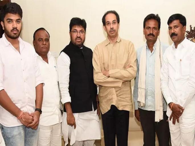 Uddhav thackeray meet farmer who destroyed his own crops due to low price | नैराश्याच्या भरात पिकं उद्ध्वस्त करणाऱ्या 'त्या' शेतकऱ्याची उद्धव ठाकरेंनी घेतली भेट Uddhav thackeray meet farmer who destroyed his own crops due to low price | नैराश्याच्या भरात पिकं उद्ध्वस्त करणाऱ्या 'त्या' शेतकऱ्याची उद्धव ठाकरेंनी घेतली भेट