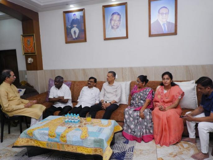 uddhav thackeray met the meenakshi patil family | उद्धव ठाकरे यांनी घेतली पाटील कुटुंबियांची भेट uddhav thackeray met the meenakshi patil family | उद्धव ठाकरे यांनी घेतली पाटील कुटुंबियांची भेट